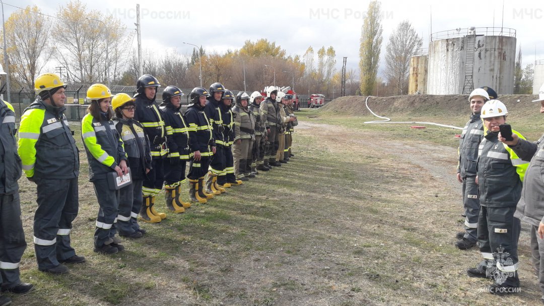 На нефтебазе сотрудники МЧС провели пожарно-тактические учения